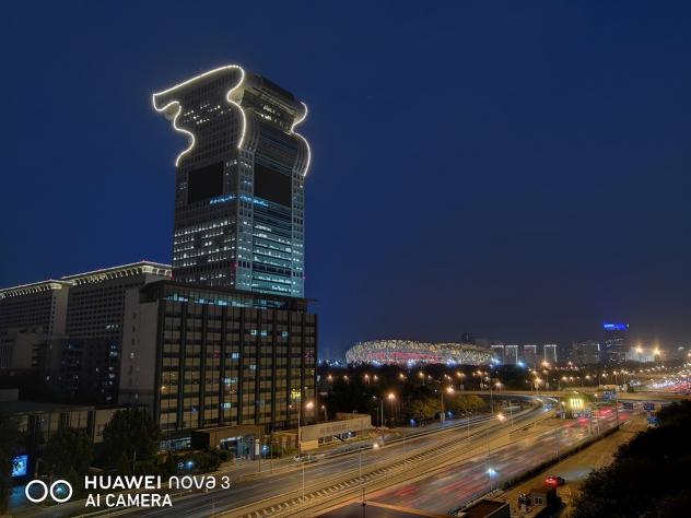 極客網(wǎng)  北京的夜，霓虹閃爍，華為nova3幫你紀錄北京夜景