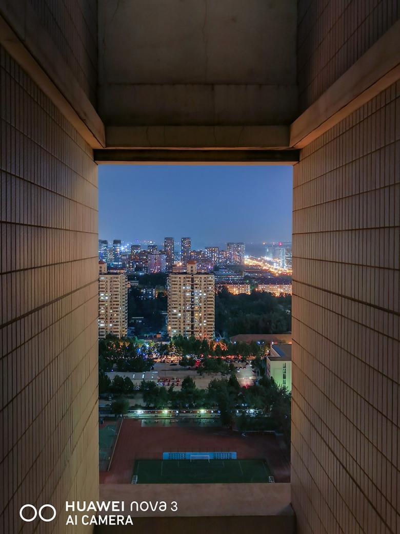 極客網(wǎng)  北京的夜，霓虹閃爍，華為nova3幫你紀錄北京夜景