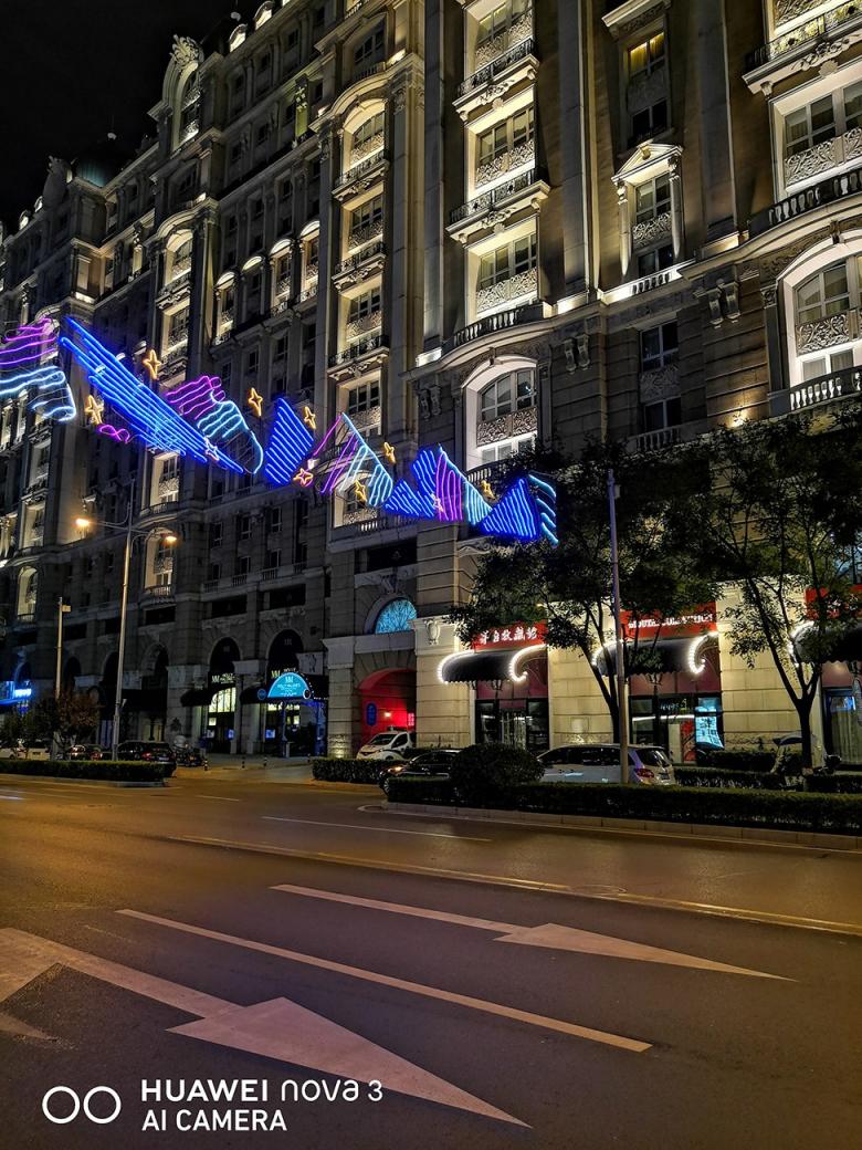 極客網(wǎng)  北京的夜，霓虹閃爍，華為nova3幫你紀錄北京夜景