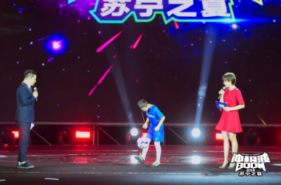 張近東點(diǎn)燃二十八年公益之燈 蘇寧之夏上演最感人一幕神秘嘉賓登臺(tái)