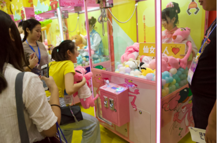 叮叮抓娃娃亮相GTI廣州展，美女娃娃機(jī)引爆全場(chǎng)