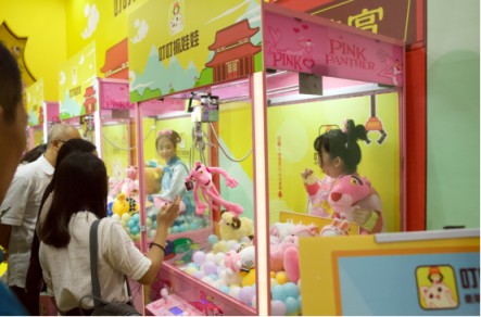 叮叮抓娃娃亮相GTI廣州展，美女娃娃機(jī)引爆全場(chǎng)