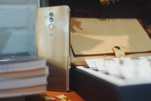 華為穩(wěn)了！麥芒7雙光束3D效果遠超金色iPhone