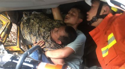 騎手成為“旗手” 美團外賣小哥弘揚“城市新青年”精神