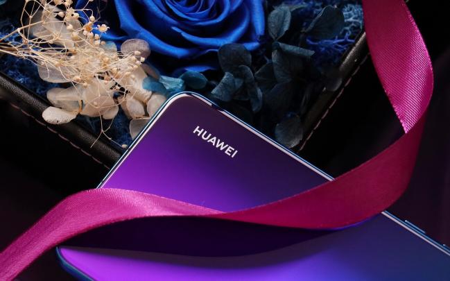 讓關(guān)曉彤閃耀時裝周的華為nova3i，現(xiàn)推出6GB+128GB版供你暢快爽玩