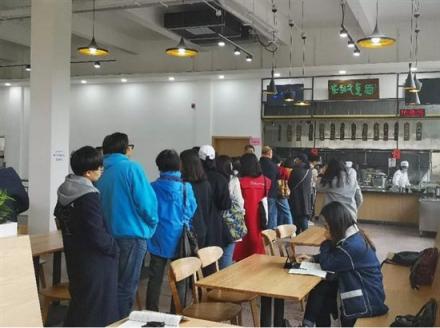 游客遠道而來“難求一面”，崔永元開面館獲追捧