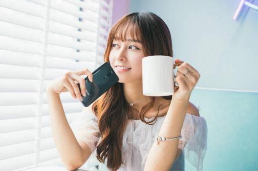 魅族X8還有漸變色設計？網友：不好意思，只注意小姐姐