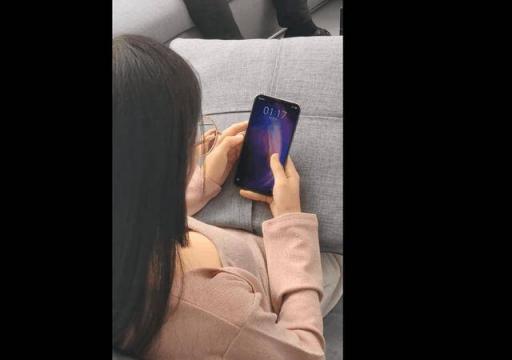 魅族X8還有漸變色設計？網友：不好意思，只注意小姐姐
