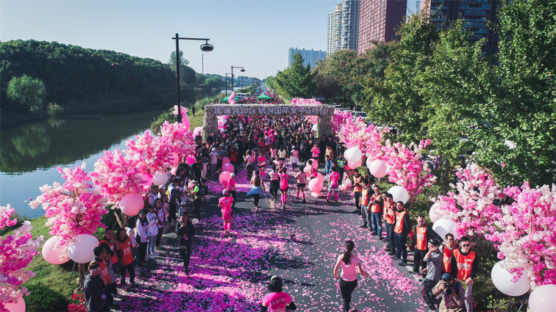 玫琳凱2018杭州國際女子馬拉松鮮花跑道正式亮相，粉色布局引爆浪漫少女心?