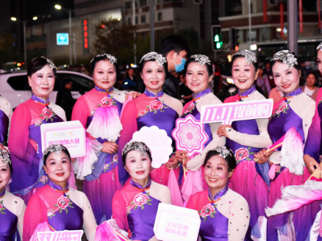 蘇寧廣場(chǎng)舞大賽美女如云，窈窕身姿舞動(dòng)雙十一