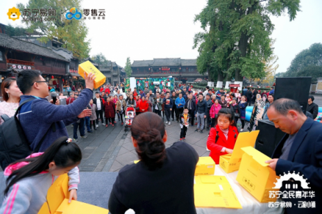 蘇寧“云游小鎮(zhèn)”現(xiàn)身成都街子鎮(zhèn)，老板夫婦請你“來?！?/></p><p>那個時候的林波怎么也不會想到，14年后他會和中國智慧零售標桿蘇寧結緣，成為遠近文明的家電銷售大佬，成為鄉(xiāng)里鄉(xiāng)親眼中的 “林老板”。</p><p>2016年，林波當時的夫妻店對面，開了一家蘇寧易購直營店，店面形象佳，商品陳列布展漂亮，關鍵是銷售量非常棒。林老板心生羨慕，“要是自己也能開這樣一家門店該多好!”。</p><p>今年6月底，林老板第一次接觸到了蘇寧零售云項目，經(jīng)過一段時間的分析，他下定決心。從了解到開店，在蘇寧零售云的幫助下，林波僅僅用了1個多月的時間就把店開起來了。</p><p>今年8月28日，他在成都街子鎮(zhèn)成功開起一家蘇寧易購精選店。林波看中了這里的旅游地產(chǎn)的火爆。 “房子修多了，再加上景區(qū)客棧的數(shù)量多，電器自然好賣!”林老板笑著說，連續(xù)三個月他的店都保持著良好的銷售記錄。</p><p align=