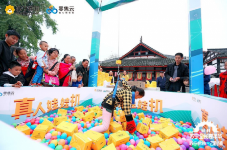 蘇寧“云游小鎮(zhèn)”現(xiàn)身成都街子鎮(zhèn)，老板夫婦請你“來?！?/></p><p>“開業(yè)兩個月以來，營業(yè)額比之前好了很多”，老板娘羊霞笑著說。羊霞負責整個精選店的運作、采購和售后。在加入零售云之前，羊霞說，品牌有活動的時候就需要壓貨，資金壓力也大， “現(xiàn)在競爭大，如果價格賣低一點，自己就沒有利潤空間了”，自從和蘇寧零售云結緣之后，這一切都發(fā)生了變化。開放共享、O2O融合的蘇寧零售云平臺2017年正式上線，打出的口號就是“接入零售云，省心做老板”。零售云加盟店背靠蘇寧的倉儲、物流、供應鏈和IT優(yōu)勢，采用小件少量備貨、大件僅放樣機的極低庫存模式，擁有4到8倍于傳統(tǒng)門店的周轉(zhuǎn)速度，并配以爆款產(chǎn)品+盈利產(chǎn)品的組合，降低加盟店主的經(jīng)營成本。</p><p align=