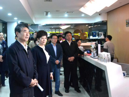 安徽省委常委、常務(wù)副省長(zhǎng)鄧向陽(yáng)、合肥市市長(zhǎng)凌云一行蒞臨天地精華調(diào)研指導(dǎo)