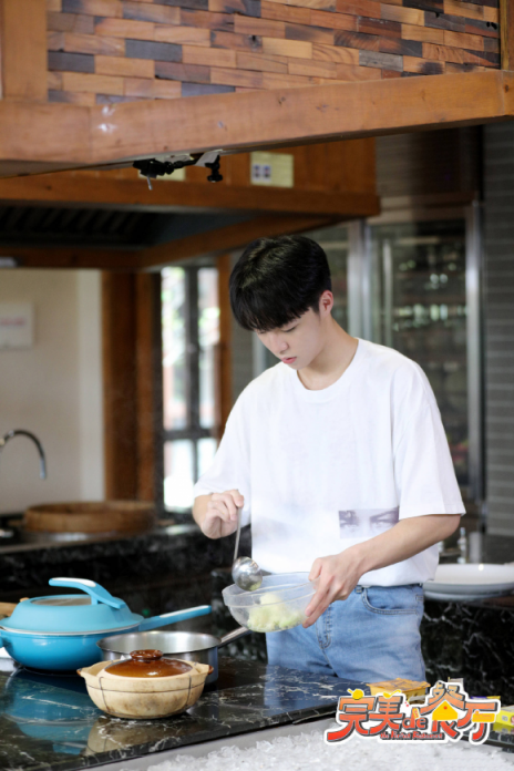 陳立農(nóng)在《完美的餐廳》首做咖喱飯，蘇寧小店雙十一同步上架