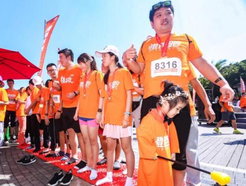 吳昕助力小米橙色跑，千人共跳抖音魔性舞