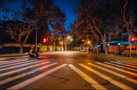 為啥你拍的夜景一團(tuán)糟？因?yàn)槟阌玫牟皇巧衿?/></p><p>那么，對(duì)于夜景照片來說，怎樣的標(biāo)準(zhǔn)才能獲得大家認(rèn)可呢?選一部靠譜的手機(jī)才是王道，今天迪信通就給大家推薦幾款玩家口碑優(yōu)秀的拍照手機(jī)，雙攝鏡頭、出色的優(yōu)化算法、iso降噪等等各方面的表現(xiàn)都很出色，想要親自實(shí)拍體驗(yàn)也很簡(jiǎn)單，去距離你家最近的迪信通線下體驗(yàn)店就OK啦。</p><p align=