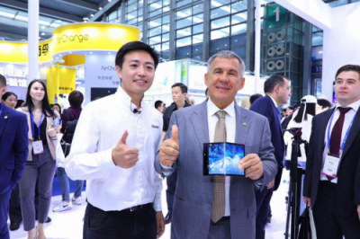FlexPai柔派高交會(huì)再添鐵粉，柔宇CEO劉自鴻親自演示