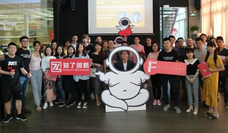 重磅丨知了創(chuàng)新與柴火創(chuàng)客達成深度戰(zhàn)略合作，共同助力創(chuàng)客走好“品牌出?！敝?/></p><p>而此次知了創(chuàng)新與柴火創(chuàng)客平臺達成戰(zhàn)略合作，正是建立在雙方理念、愿景高度契合的基礎(chǔ)之上的。</p><p>近年來，柴火創(chuàng)客平臺通過全面進階升級“聚合+連接”新模式，實現(xiàn)了線上線下各領(lǐng)域創(chuàng)新人才的聚合。同時，立足于本土傳統(tǒng)產(chǎn)業(yè)的創(chuàng)新需求，柴火創(chuàng)客更積極搭建創(chuàng)客與供應(yīng)鏈資源連接的平臺，將全球創(chuàng)客社區(qū)內(nèi)的創(chuàng)新想法，構(gòu)思，嫁接到本土成熟完善的產(chǎn)業(yè)鏈上，推動本土產(chǎn)業(yè)升級。</p><p>正是“柴火創(chuàng)客平臺”與“知了創(chuàng)新”各具優(yōu)勢的“企業(yè)基因”讓雙方的戰(zhàn)略合作與共同實現(xiàn)“助力創(chuàng)業(yè)企業(yè)、創(chuàng)新品牌成長”的目標成為可能。</p><p>未來，達成深度戰(zhàn)略合作的“柴火創(chuàng)客平臺”與“知了創(chuàng)新”將共同打造針對初創(chuàng)企業(yè)與中小品牌的“品牌出海全生態(tài)鏈服務(wù)”：從上游的供應(yīng)鏈、產(chǎn)業(yè)鏈資源匹配，到下游的品牌出海營銷策略研究、戰(zhàn)術(shù)規(guī)劃與執(zhí)行，完整、全面的助力更多中國創(chuàng)客借力“品牌出海”，實現(xiàn)企業(yè)增長與成功的長期目標。</p>              	<p style=
