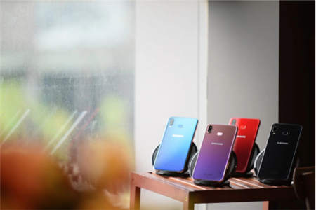 誰(shuí)才是最美的漸變色手機(jī)？Galaxy A6s與OPPO K1強(qiáng)強(qiáng)對(duì)話