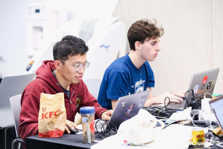 按爽小白椅攜手TechCrunch中國(guó) 助力深圳黑客馬拉松圓滿(mǎn)落幕
