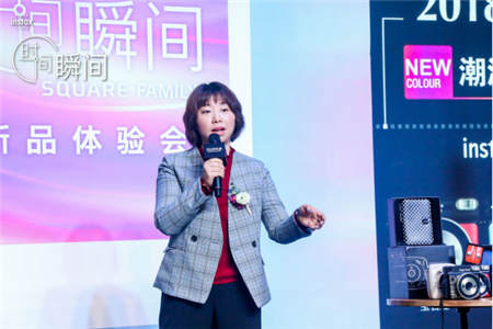 富士膠片發(fā)布首臺(tái)具有變焦功能的instax相機(jī)，再掀方形藝術(shù)個(gè)性潮流