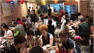 能在燒烤店遍地的武漢站穩(wěn)腳跟，這家店只用了1招！