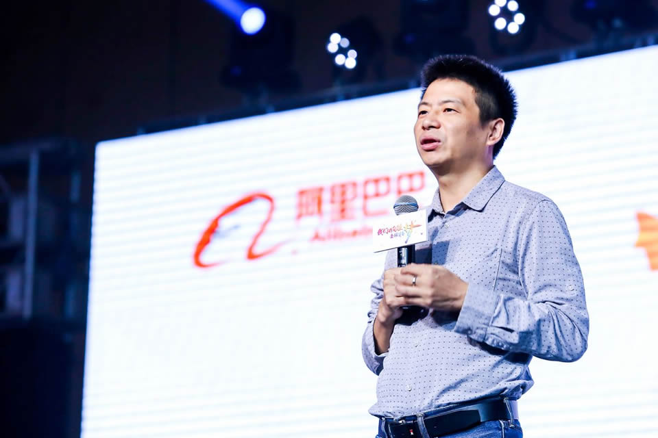 阿里巴巴集團(tuán)副總裁余涌在會上表示，阿里巴巴國際站將始終圍繞”客戶成長和成交”去升級產(chǎn)品和服務(wù)體系.jpg
