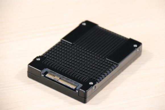 英特爾傲騰DC P4800X固態(tài)盤默默耕耘，不斷助力企業(yè)數(shù)據(jù)加速