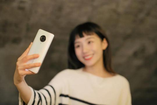 「 又 黑 又 糊 」，晚 上 自 拍 太！難！了！