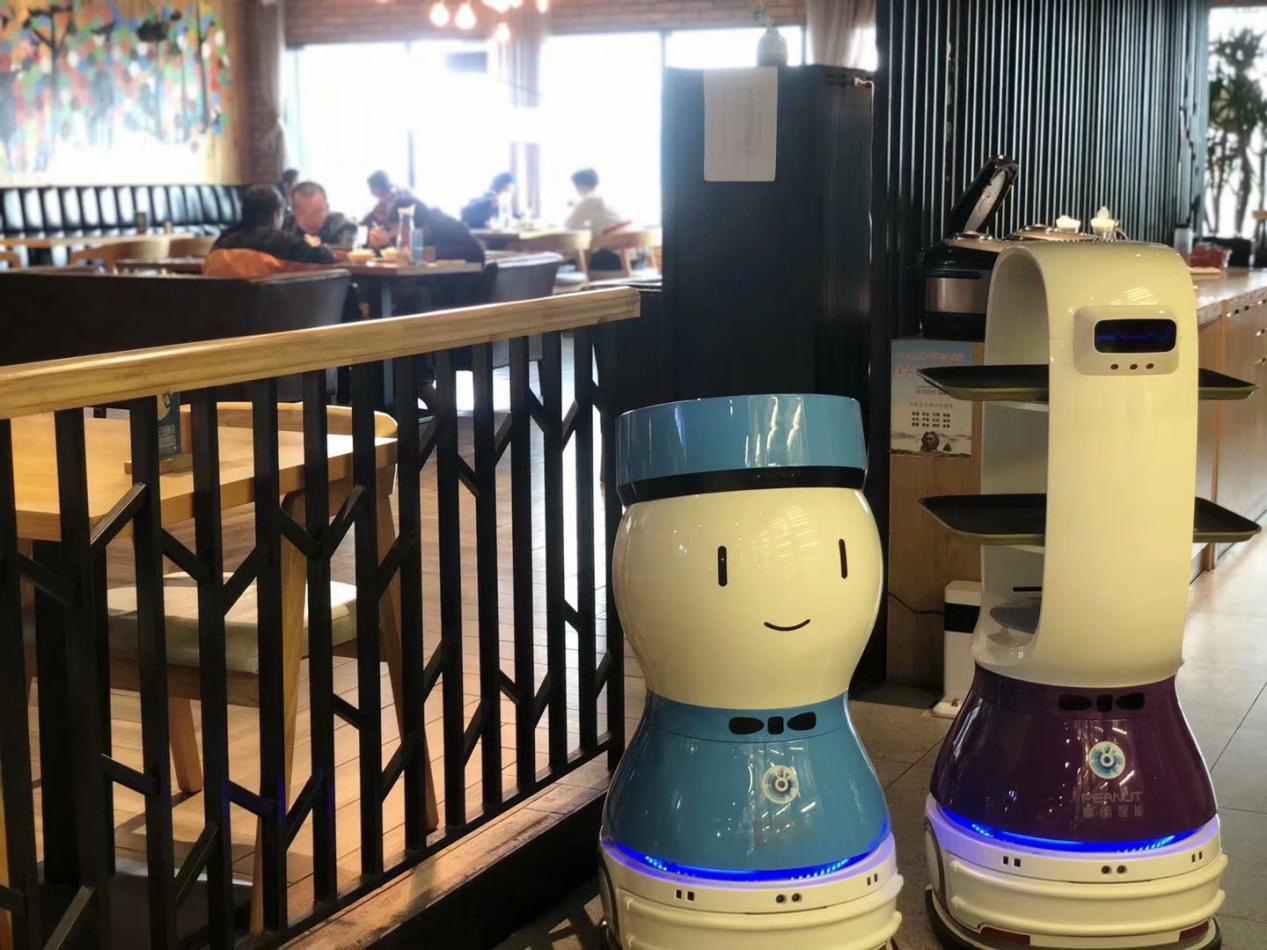 送餐機(jī)器人無接觸配送、分餐制 助力推動餐飲行業(yè)回暖