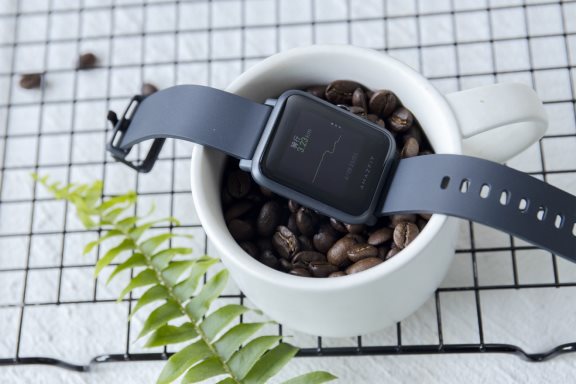 輕盈長(zhǎng)續(xù)航才對(duì)味！華米Amazfit 米動(dòng)手表青春版 1S簡(jiǎn)評(píng)