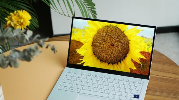 夏日清爽搭配，三星Galaxy Book Ion月光銀是首選
