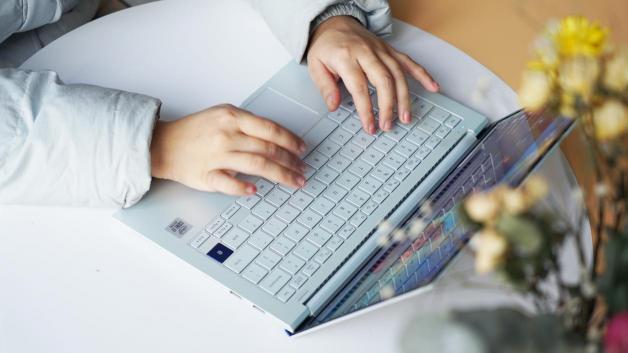 夏日清爽搭配，三星Galaxy Book Ion月光銀是首選