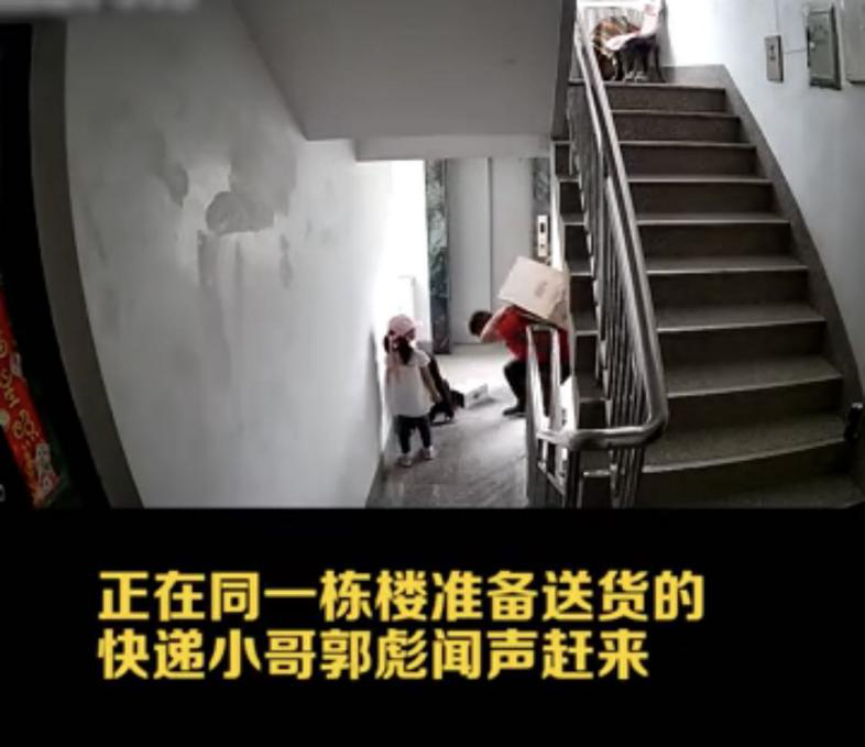 京東小哥路上播下善的種子“快遞叔叔救媽媽dan wu送空調(diào)，請(qǐng)您別怪他”