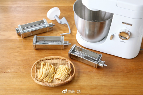 想從入門小白變身烘焙大神，有這臺(tái)凱伍德廚師機(jī)就夠了！