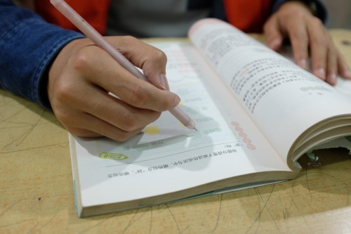 三雄極光：教室里的“假”燈光，該嚴(yán)打了！