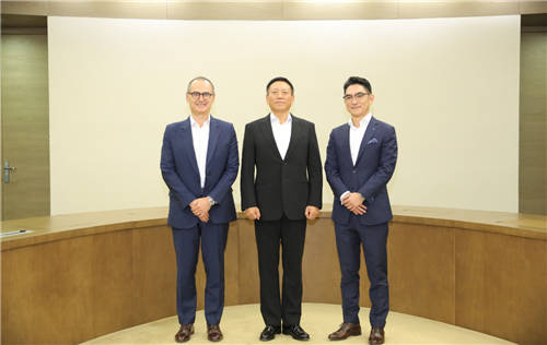扶云直上，共執(zhí)牛耳丨神州數(shù)碼攜手IBM與紅帽推進(jìn)企業(yè)混合云轉(zhuǎn)型進(jìn)程