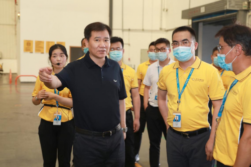 818張近東現(xiàn)身一線抓服務(wù)，蘇寧成立超級口碑中心升級用戶體驗