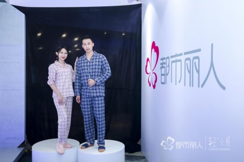 關(guān)曉彤吸貓大片上線，都市麗人成為鏟屎官的不二之選