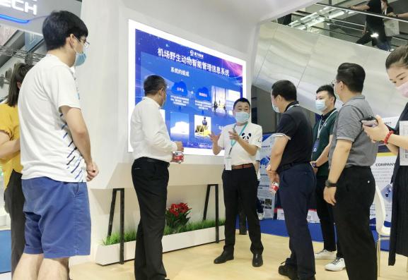 科技創(chuàng)新賦能平安機(jī)場(chǎng) 賽為智能亮相2020全國(guó)民航安?？萍颊?/></p><p>在展位現(xiàn)場(chǎng)，賽為智能推出的機(jī)場(chǎng)野生動(dòng)物智能管理系統(tǒng)，精準(zhǔn)切中用戶需求痛點(diǎn)，吸引眾多機(jī)場(chǎng)客戶前來(lái)咨詢了解?，F(xiàn)場(chǎng)的工作人員介紹，機(jī)場(chǎng)野生動(dòng)物智能管理信息系統(tǒng)，主要是為了高效解決機(jī)場(chǎng)野生動(dòng)物及鳥(niǎo)禽監(jiān)測(cè)和防范難題、保障機(jī)場(chǎng)安全，通過(guò)科技手段預(yù)警，并防范鳥(niǎo)擊風(fēng)險(xiǎn)。</p><p align=