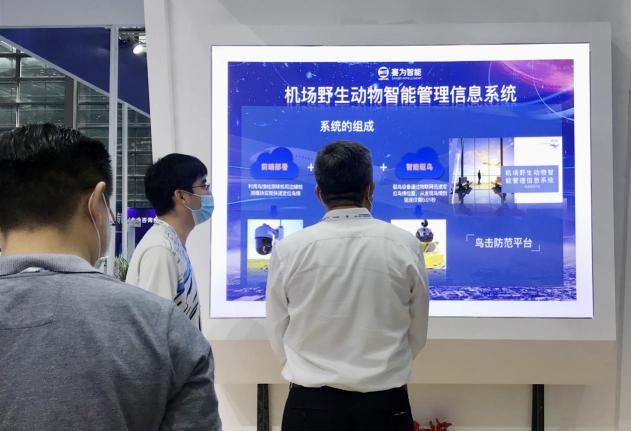 科技創(chuàng)新賦能平安機(jī)場(chǎng) 賽為智能亮相2020全國(guó)民航安?？萍颊?/></p><p>據(jù)了解，這套系統(tǒng)結(jié)合5G網(wǎng)絡(luò)大帶寬、高速率、低時(shí)延的優(yōu)勢(shì)，實(shí)時(shí)采集機(jī)場(chǎng)鳥(niǎo)禽類圖像，通過(guò)圖像識(shí)別和視頻分析等<a href=