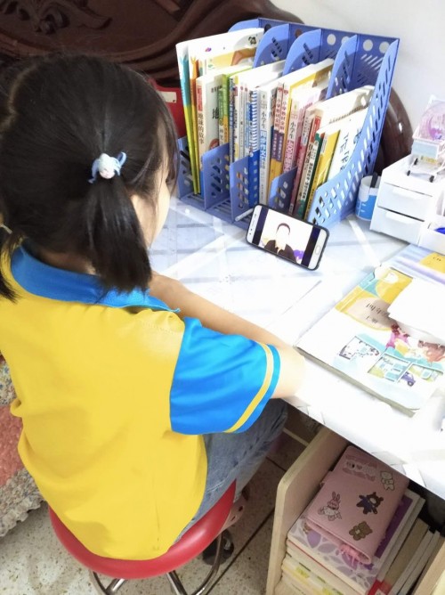 這個(gè)內(nèi)蒙7歲女孩的新學(xué)期心愿，是擁有一個(gè)書(shū)包