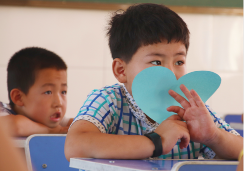 這個(gè)內(nèi)蒙7歲女孩的新學(xué)期心愿，是擁有一個(gè)書(shū)包