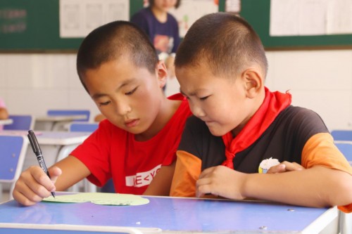 這個(gè)內(nèi)蒙7歲女孩的新學(xué)期心愿，是擁有一個(gè)書(shū)包