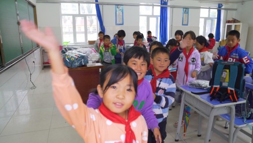 這個(gè)內(nèi)蒙7歲女孩的新學(xué)期心愿，是擁有一個(gè)書(shū)包