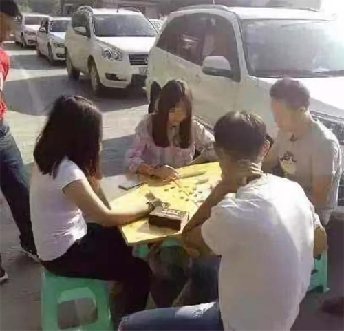 爆堵路段下車玩健身環(huán)減壓，網(wǎng)友表示國慶堵車有救了