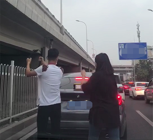 爆堵路段下車玩健身環(huán)減壓，網(wǎng)友表示國慶堵車有救了