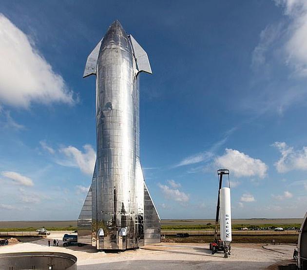 伊隆·馬斯克還指出，SpaceX的可重復使用“星艦”火箭將是把他的計劃變成現實的關鍵。他認為，人類可以在兩年內乘坐火箭飛行