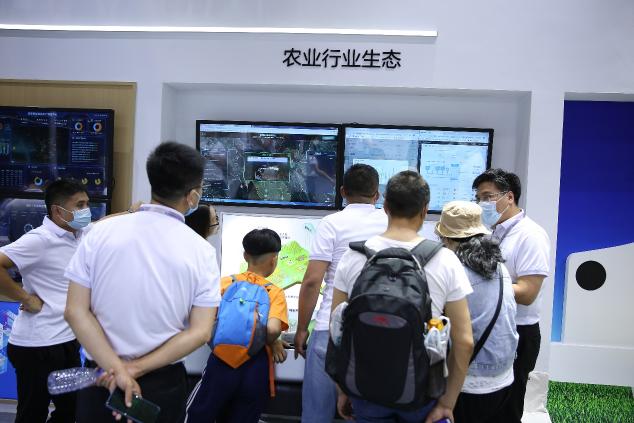 數(shù)字中國(guó)建設(shè)峰會(huì)：從卡奧斯13個(gè)賦能案例，看企業(yè)如何數(shù)字化轉(zhuǎn)型
