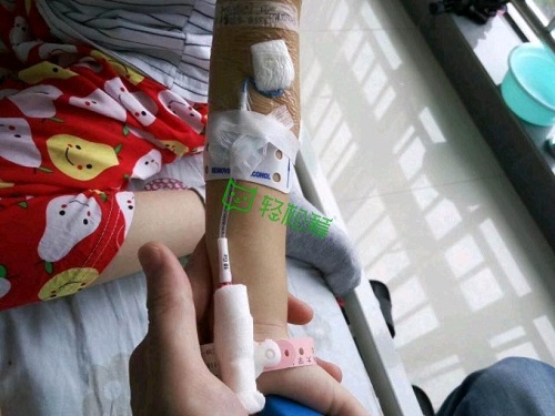 不忍年少女兒被病魔帶走，父母輕松籌上為女兒籌集治療費